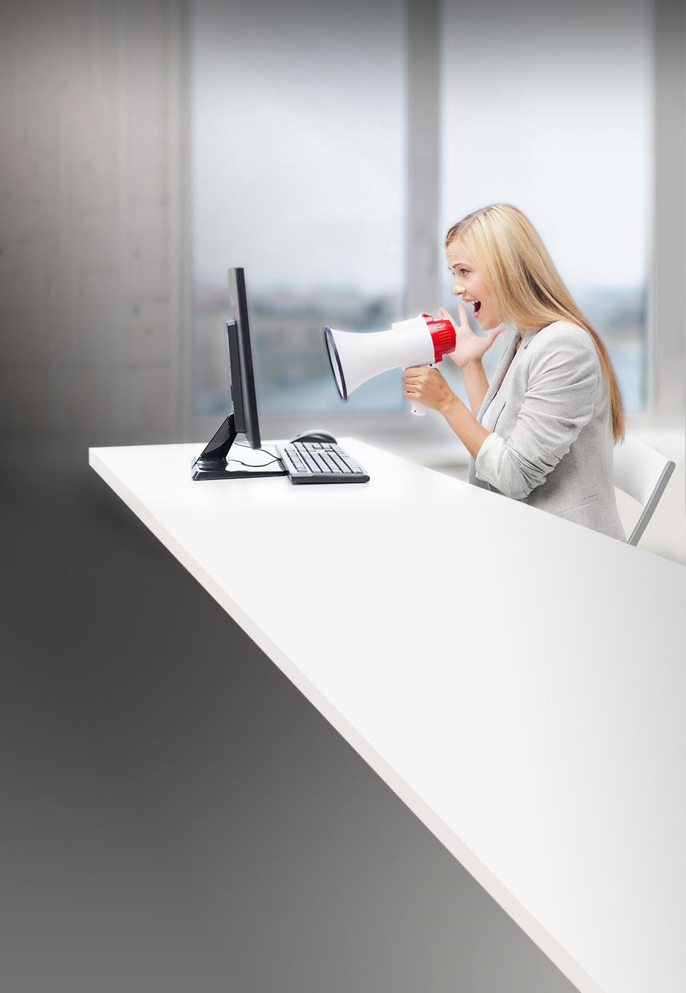 Senhora a falar para o computador através de um megafone.